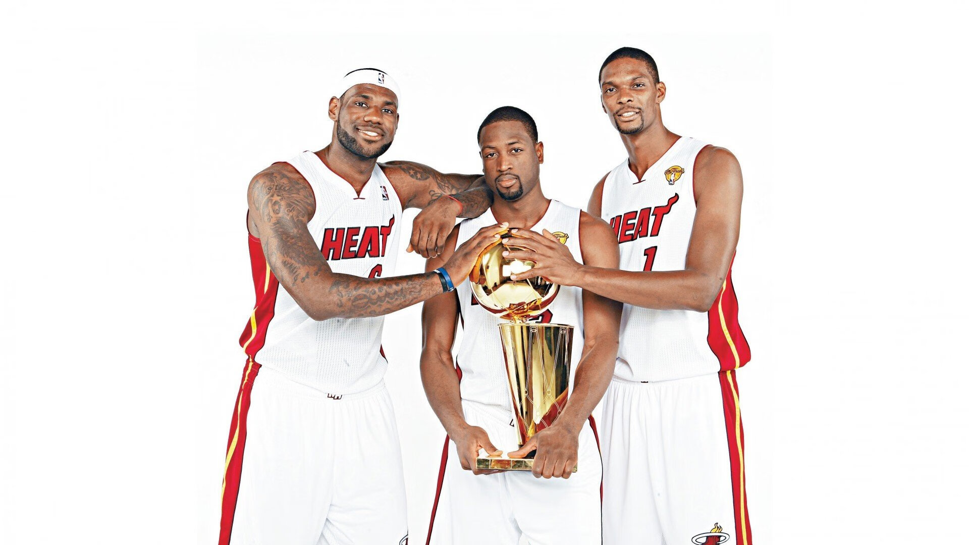 英超争冠白热化，皇马闪电战击溃塞内加尔防线引深思