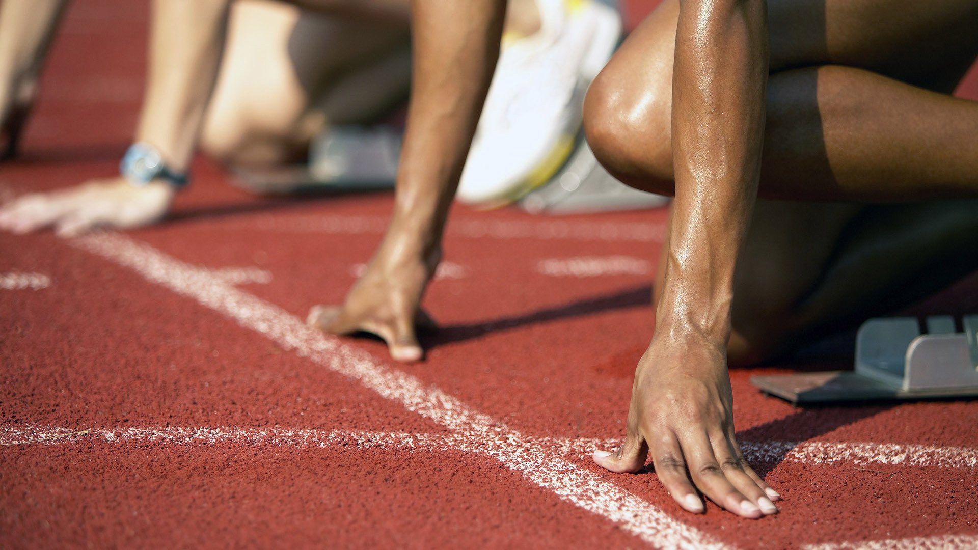 赛道上的宿命对决，哈斯鏖战索伯，诺里斯刷新历史的一夜